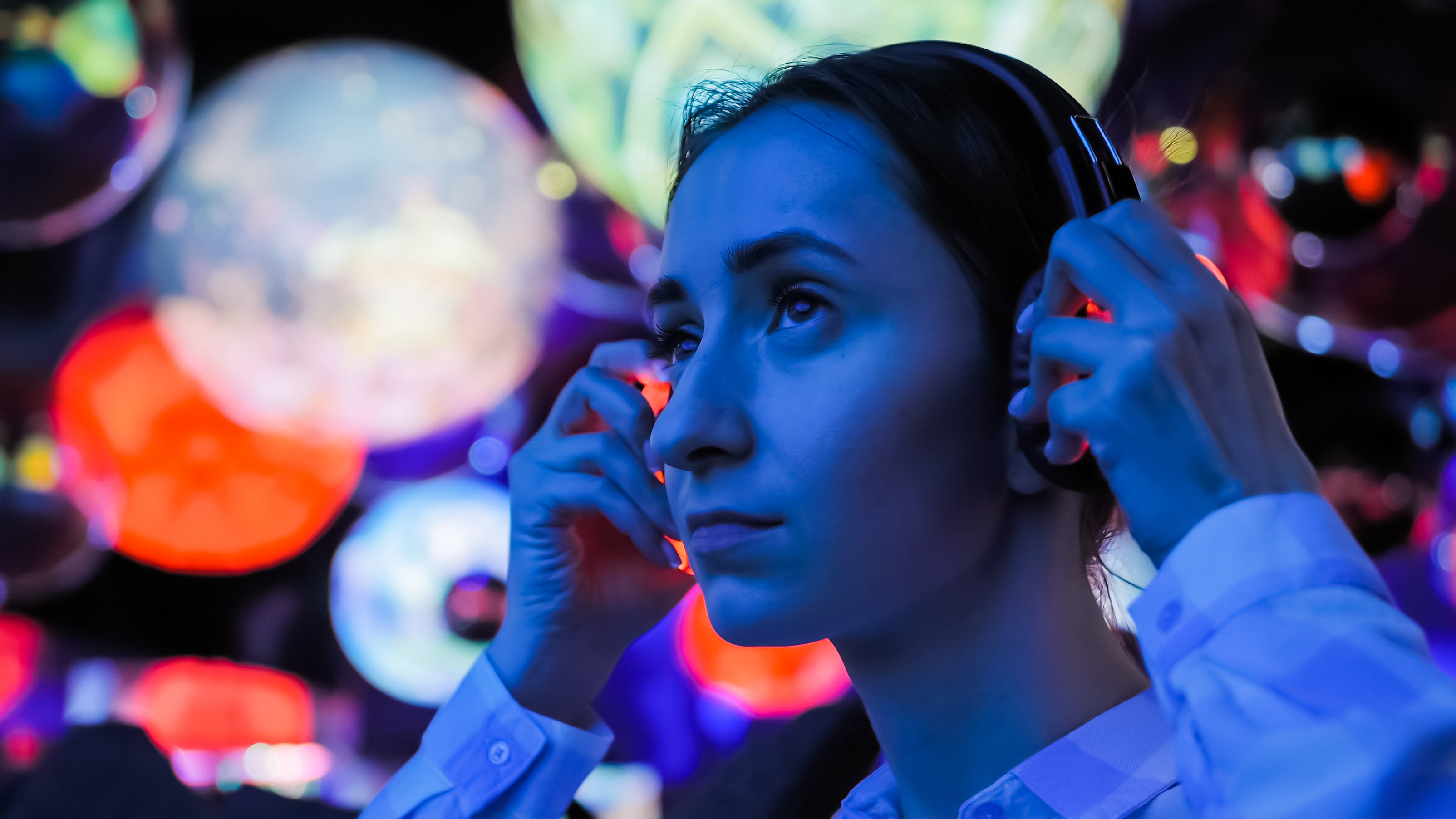 Woman,Wearing,Wireless,Black,Headphones,And,Looking,Around,In,Dark